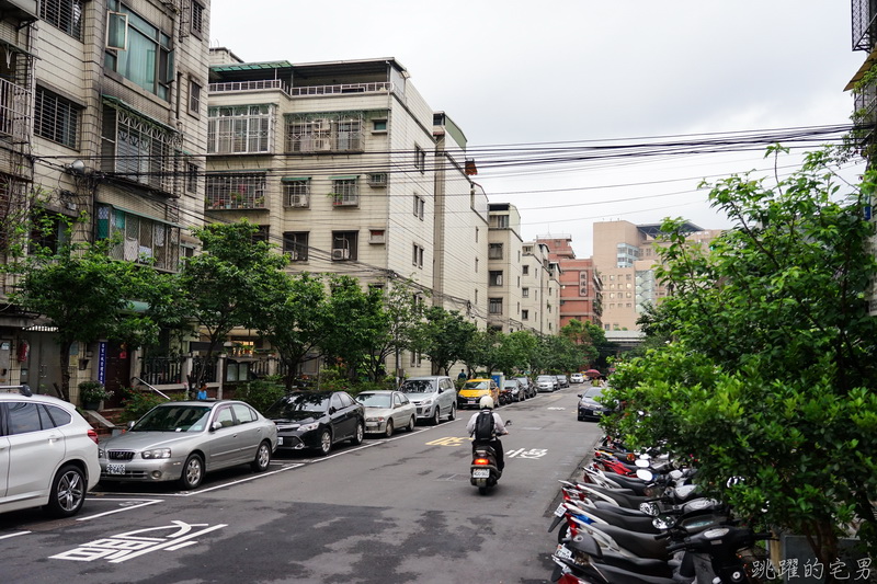 [新北中和美食]連城小館- 美味眷村菜讓我留下深刻印象 平價又好吃 大推排骨炒飯 芋艿燒雞 提供合菜訂桌年菜(內有詳細菜單)