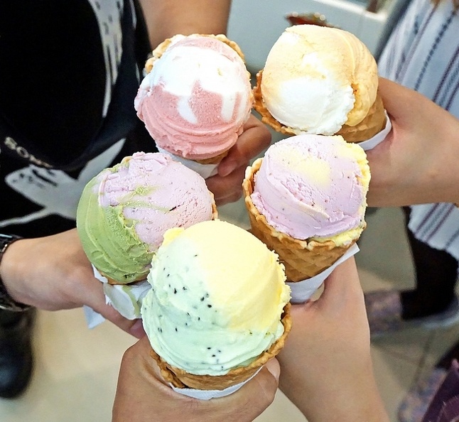 [花蓮美食]後山冰淇淋-水果義式冰淇淋超級好吃 完全打到我味蕾啊，榴槤冰淇淋必吃! 多達二十種口味通通可以試吃，夏日必吃冰品 花蓮冰店 花蓮冰淇淋