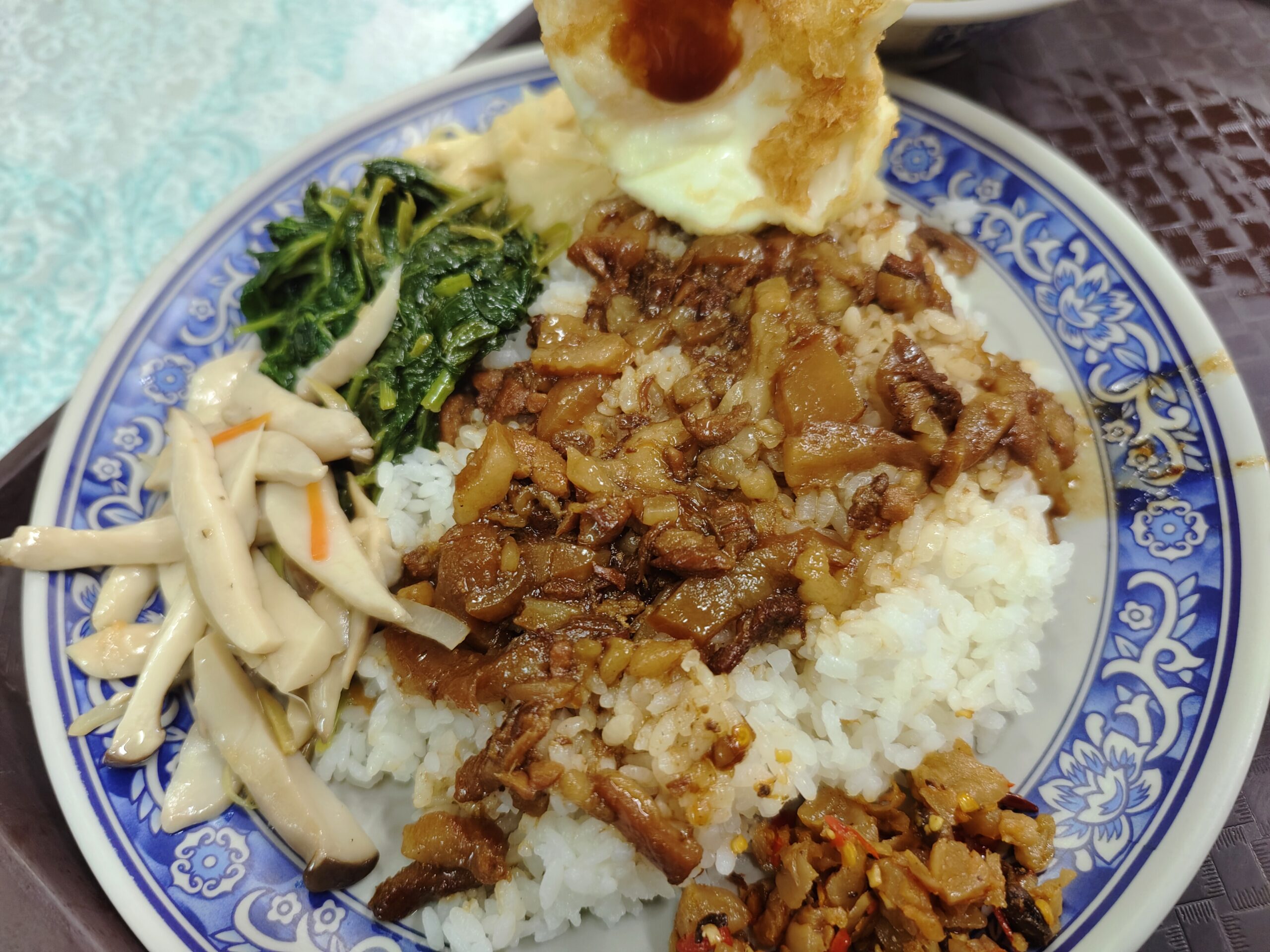 [花蓮美食]陳媽媽嘉義雞肉飯-配菜多樣又好吃 我喜歡他們家的味道 可以再訪的店啊! 花蓮小吃推薦 @跳躍的宅男