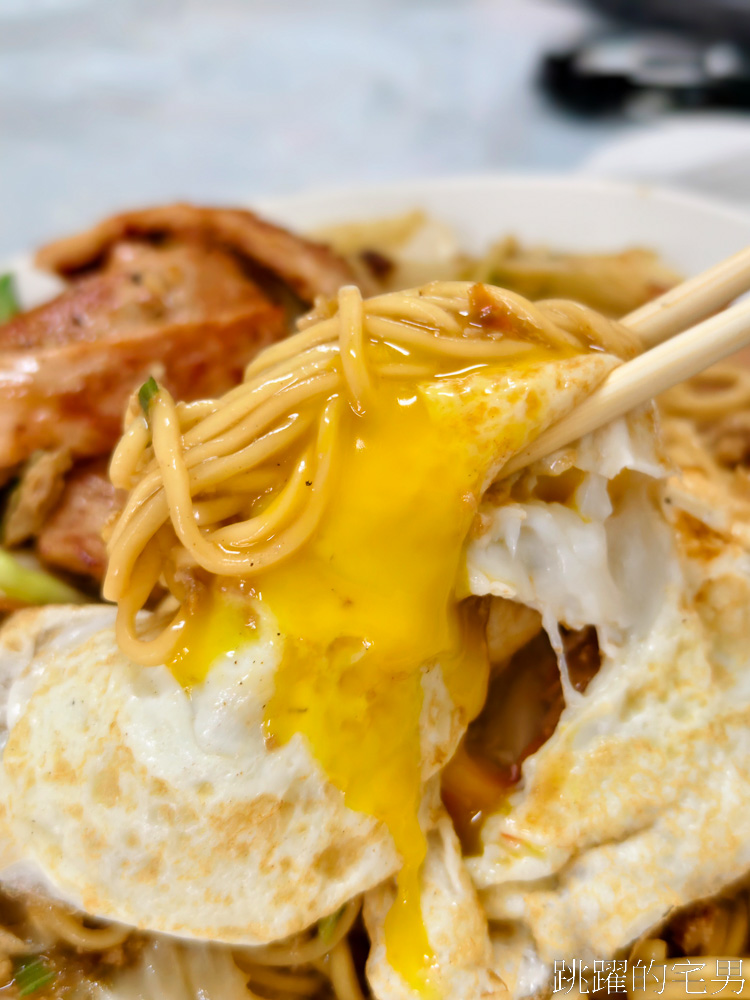 [花蓮早餐]華廈美而美德安店-現點現炒大份量炒麵，還有加厚肉排太犯規啦! 米粉羹、抓餅、法式吐司必須吃起來