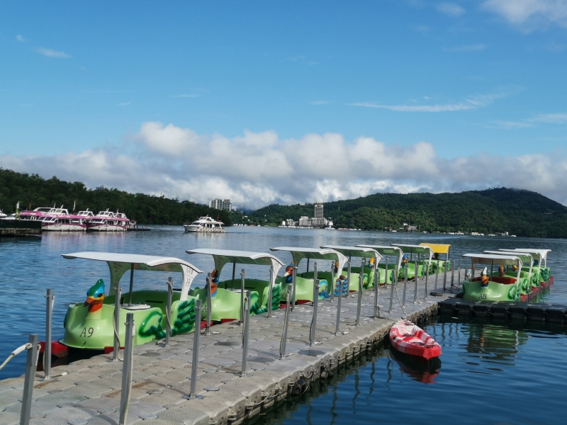 [南投旅遊推薦]沒想到在日月潭泛舟這麼美 湖光山色美景  安全又好玩 還有電動天鵝船可以選擇  伊達邵遊客中心