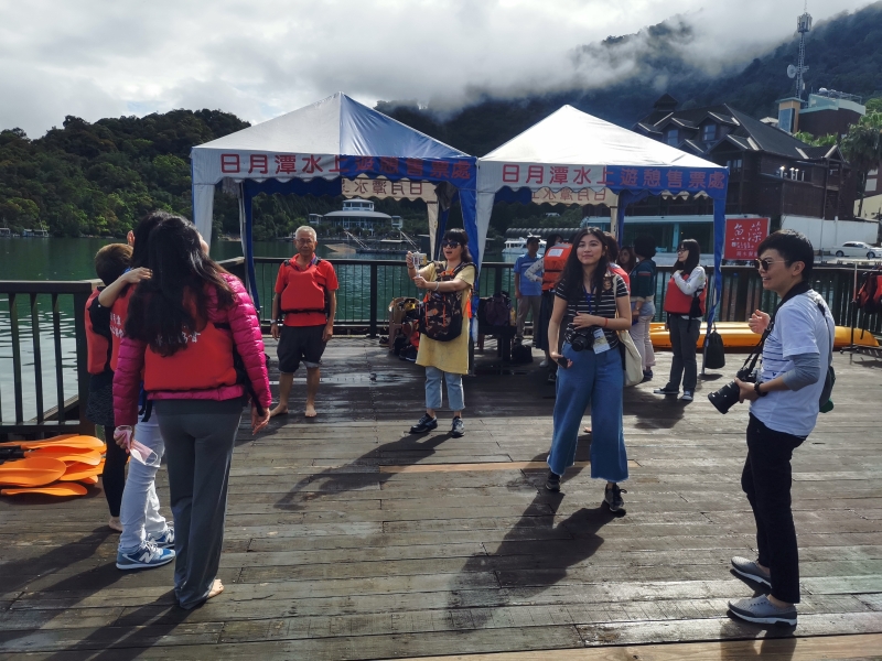 [南投旅遊推薦]沒想到在日月潭泛舟這麼美 湖光山色美景  安全又好玩 還有電動天鵝船可以選擇  伊達邵遊客中心