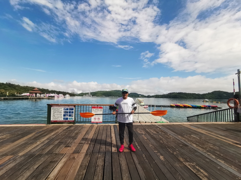 [南投旅遊推薦]沒想到在日月潭泛舟這麼美 湖光山色美景  安全又好玩 還有電動天鵝船可以選擇  伊達邵遊客中心