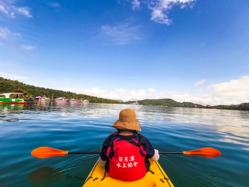 [南投旅遊推薦]沒想到在日月潭泛舟這麼美 湖光山色美景  安全又好玩 還有電動天鵝船可以選擇  伊達邵遊客中心