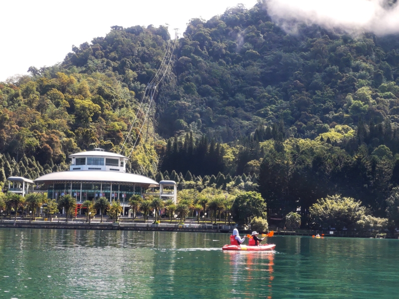 [南投旅遊推薦]沒想到在日月潭泛舟這麼美 湖光山色美景  安全又好玩 還有電動天鵝船可以選擇  伊達邵遊客中心