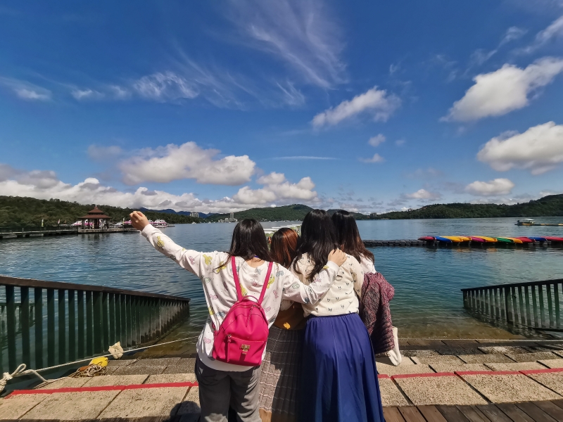 [南投旅遊推薦]沒想到在日月潭泛舟這麼美 湖光山色美景  安全又好玩 還有電動天鵝船可以選擇  伊達邵遊客中心