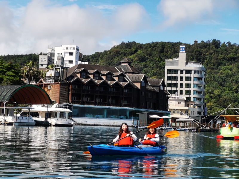 [南投旅遊推薦]沒想到在日月潭泛舟這麼美 湖光山色美景  安全又好玩 還有電動天鵝船可以選擇  伊達邵遊客中心