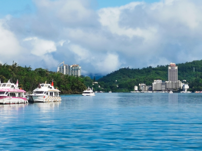 [南投旅遊推薦]沒想到在日月潭泛舟這麼美 湖光山色美景  安全又好玩 還有電動天鵝船可以選擇  伊達邵遊客中心