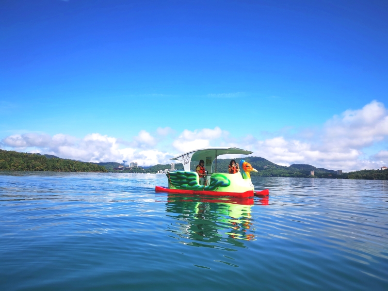 [南投旅遊推薦]沒想到在日月潭泛舟這麼美 湖光山色美景  安全又好玩 還有電動天鵝船可以選擇  伊達邵遊客中心