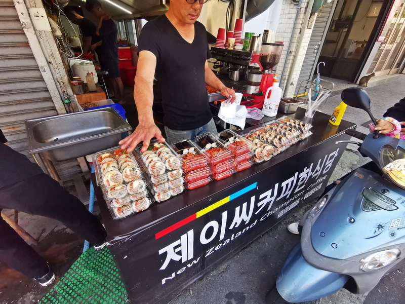 [花蓮市美食]這係咖啡韓食堂-韓國歐巴賣韓國飯捲 韓式魷魚泡菜  馬西搜喲  早上就有賣喲  韓國人在花蓮喲 花蓮韓式料理아주 맛있어요