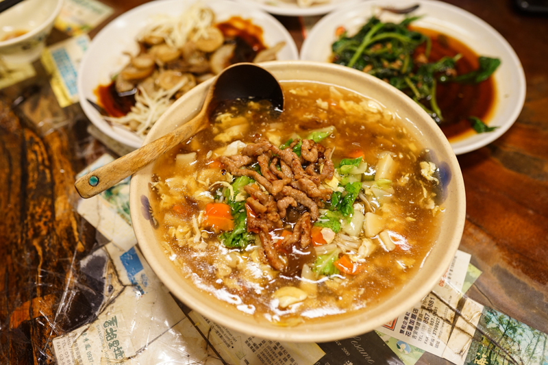 [花蓮市美食]老材房-好有氣氛50年木造老屋 檜木家具 實惠又好吃的炒拉麵 羊排湯及現煮大滷麵  大推! 愛玩客花蓮美食推薦(內有詳細菜單)