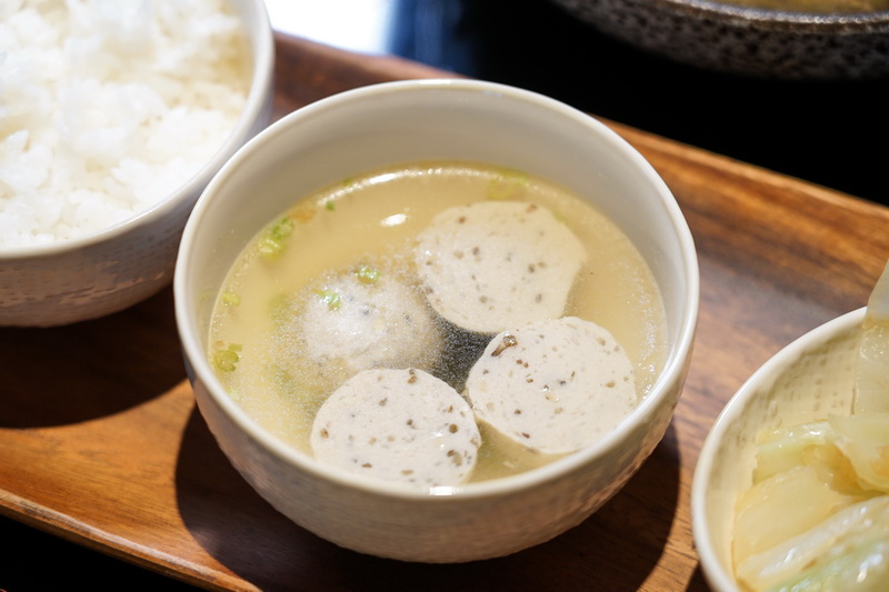 [台北松山區美食]Hi-Q褐藻生活館餐廳-泰式蕎麥麵超好吃還只有500卡，褐藻鮮魚膠質超豐富，來這家喝咖啡還不用錢?! 還有寵物休息室!