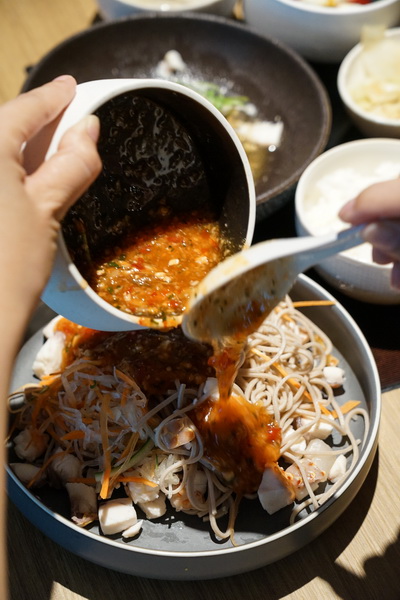 [台北松山區美食]Hi-Q褐藻生活館餐廳-泰式蕎麥麵超好吃還只有500卡，褐藻鮮魚膠質超豐富，來這家喝咖啡還不用錢?! 還有寵物休息室!