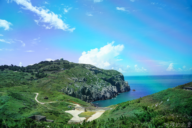 [馬祖旅遊]絕美東引-湛藍無暇海洋 礁岩純白燈塔 彷彿在歐洲一般 怎能讓人不愛你 東引一日行程景點規劃  東引燈塔(內有影片)