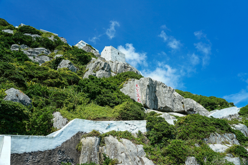 [馬祖旅遊]絕美東引-湛藍無暇海洋 礁岩純白燈塔 彷彿在歐洲一般 怎能讓人不愛你 東引一日行程景點規劃  東引燈塔(內有影片)