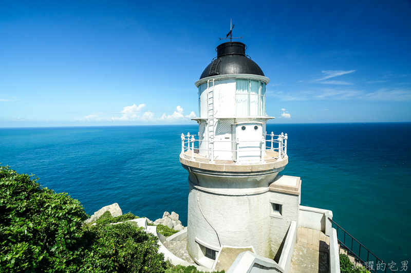 [馬祖旅遊]絕美東引-湛藍無暇海洋 礁岩純白燈塔 彷彿在歐洲一般 怎能讓人不愛你 東引一日行程景點規劃  東引燈塔(內有影片)