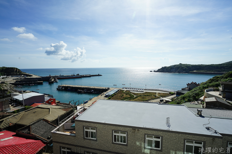 [馬祖旅遊]絕美東引-湛藍無暇海洋 礁岩純白燈塔 彷彿在歐洲一般 怎能讓人不愛你 東引一日行程景點規劃  東引燈塔(內有影片)