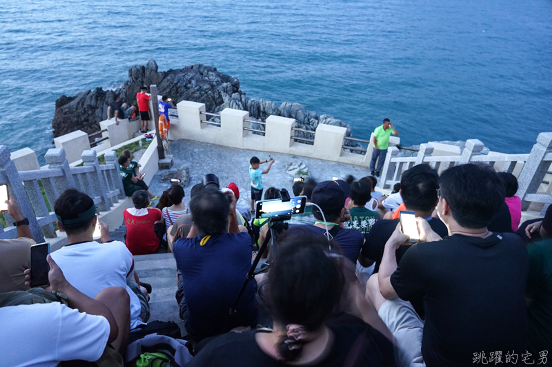 [馬祖旅遊]絕美東引-湛藍無暇海洋 礁岩純白燈塔 彷彿在歐洲一般 怎能讓人不愛你 東引一日行程景點規劃  東引燈塔(內有影片)