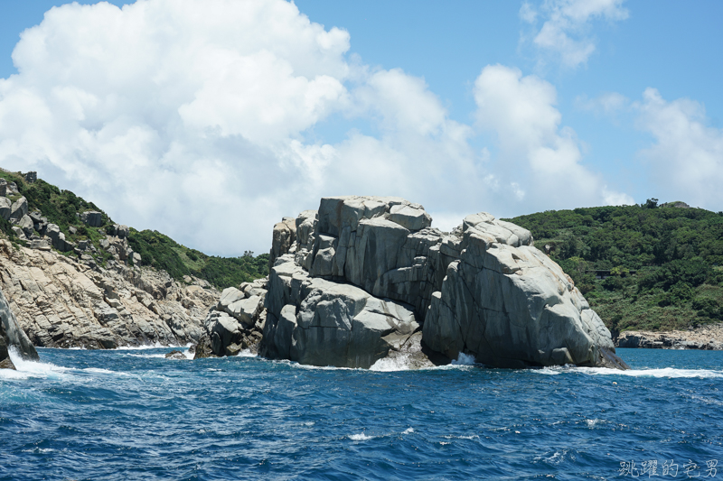 [馬祖旅遊VLOG]絕美景色 碧海藍天超夢幻 東引一日遊行程推薦-國之北疆、三山據點、海上看東引 東引島燈塔(內有影片)