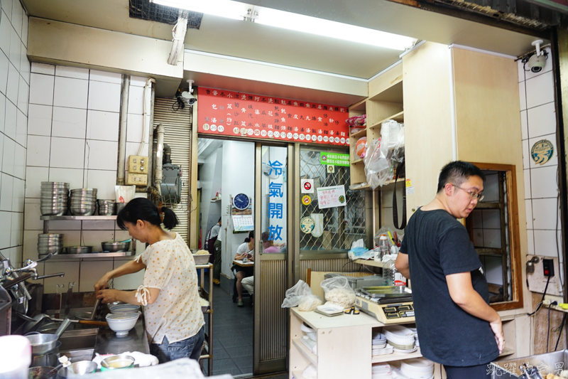 [台南美食]泉成點心店-70年老店  炸物很推薦  火燒蝦、土魠魚必吃  手工丸子宅配 還有內用空間 鴨母寮市場美食 台南小吃  在地人帶路的