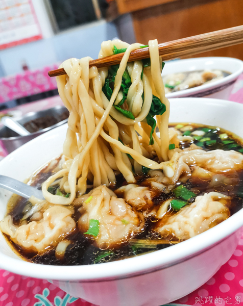 [花蓮吉安美食]2訪連發牛肉麵-餛飩牛肉湯麵好吃又實惠  扁食麵口感滋味我喜歡 辣椒好辣啊! 吉安麵店