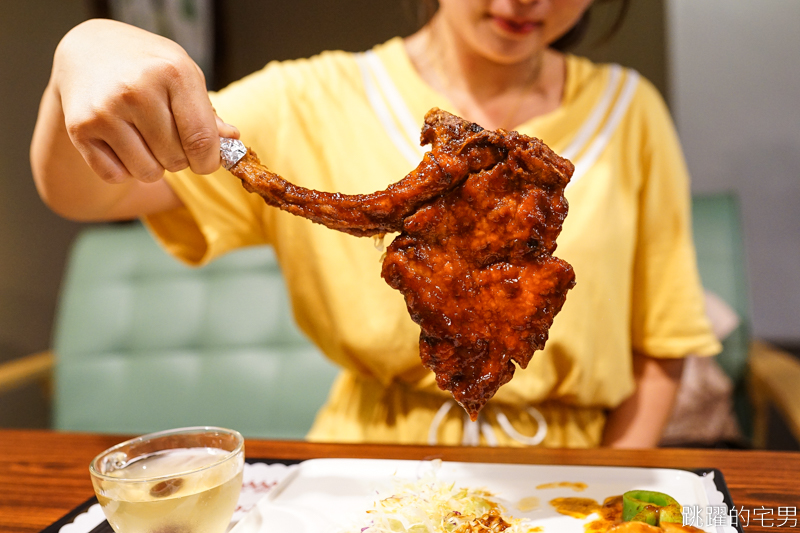 [花蓮美食]二食六廚房-戰斧豬排滿滿的肉 份量足好下飯!!  蟹黃煲鮮味飽滿 黑蒜頭雞湯更是冬季必點菜色 我很喜歡 飲料無限取用 花蓮簡餐