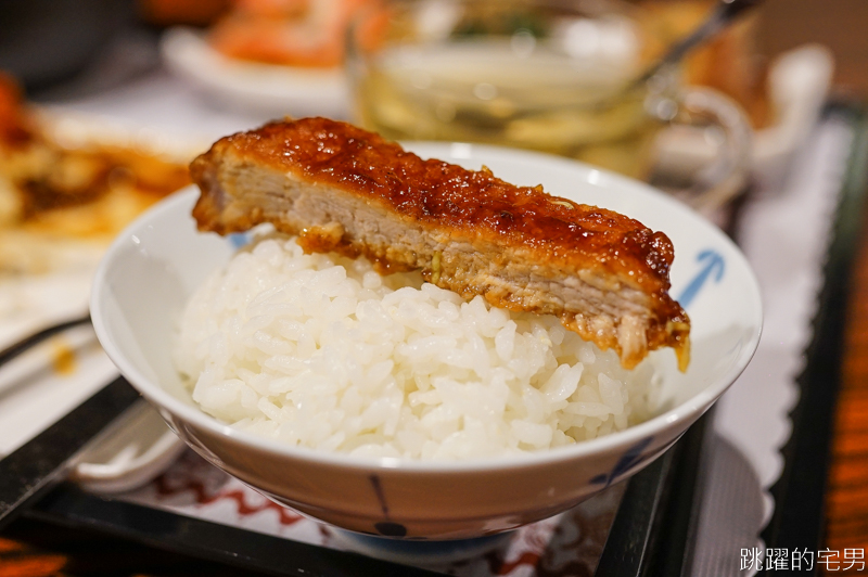 [花蓮美食]二食六廚房-戰斧豬排滿滿的肉 份量足好下飯!!  蟹黃煲鮮味飽滿 黑蒜頭雞湯更是冬季必點菜色 我很喜歡 飲料無限取用 花蓮簡餐