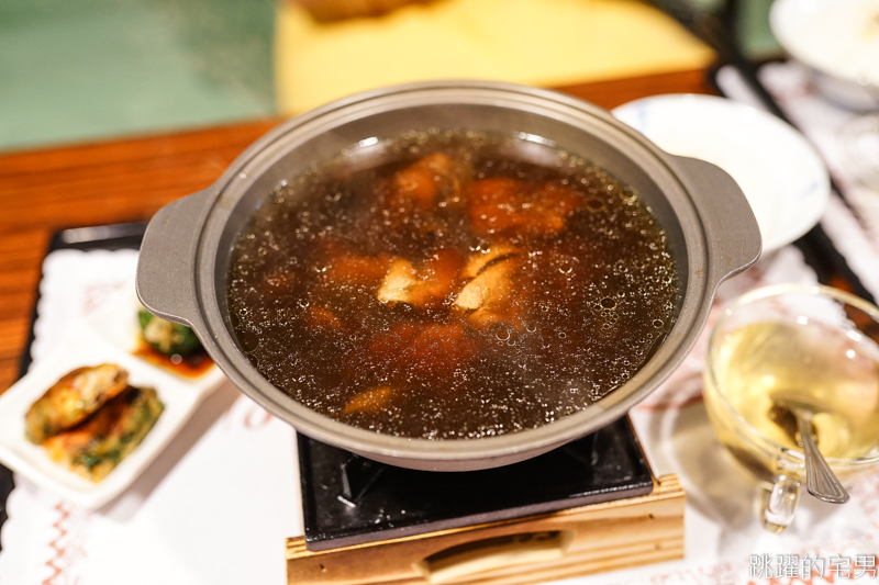 [花蓮美食]二食六廚房-戰斧豬排滿滿的肉 份量足好下飯!!  蟹黃煲鮮味飽滿 黑蒜頭雞湯更是冬季必點菜色 我很喜歡 飲料無限取用 花蓮簡餐