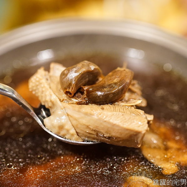 [花蓮美食]二食六廚房-戰斧豬排滿滿的肉 份量足好下飯!!  蟹黃煲鮮味飽滿 黑蒜頭雞湯更是冬季必點菜色 我很喜歡 飲料無限取用 花蓮簡餐