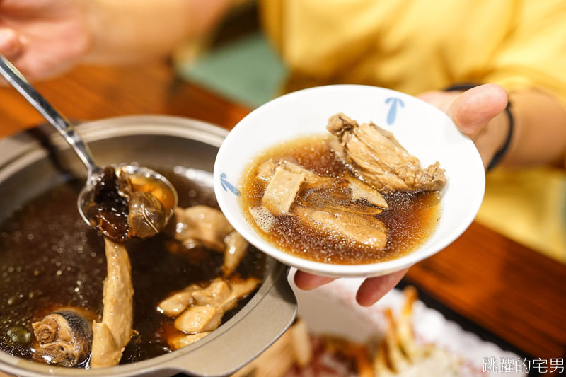 [花蓮美食]二食六廚房-戰斧豬排滿滿的肉 份量足好下飯!!  蟹黃煲鮮味飽滿 黑蒜頭雞湯更是冬季必點菜色 我很喜歡 飲料無限取用 花蓮簡餐