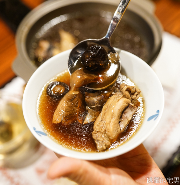 [花蓮美食]二食六廚房-戰斧豬排滿滿的肉 份量足好下飯!!  蟹黃煲鮮味飽滿 黑蒜頭雞湯更是冬季必點菜色 我很喜歡 飲料無限取用 花蓮簡餐