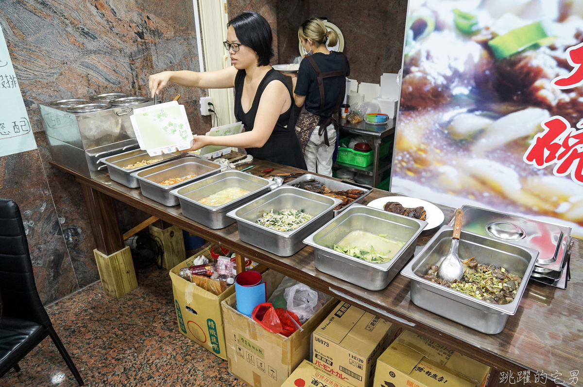 [花蓮美食][影片]俗擱大碗 這家老闆太佛心 雙主菜便當居然只要80元! 雞腿豬腳給他併下去  韓國泡菜鍋100元 花蓮高C/P值小吃  花蓮便當推薦  大稻埕肉羹