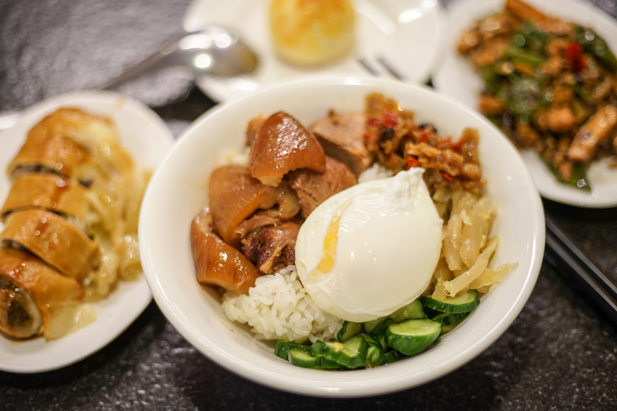 [台北西門町美食]西門麵店-極脆涼麵 牛肉麵 我愛水波蛋豬腳飯 煙燻豆皮蔬菜捲  早上6點至晚上11點，早餐 午餐 晚餐宵夜 一次搞定 真不愧是台北60年老店  西門町捷運美食