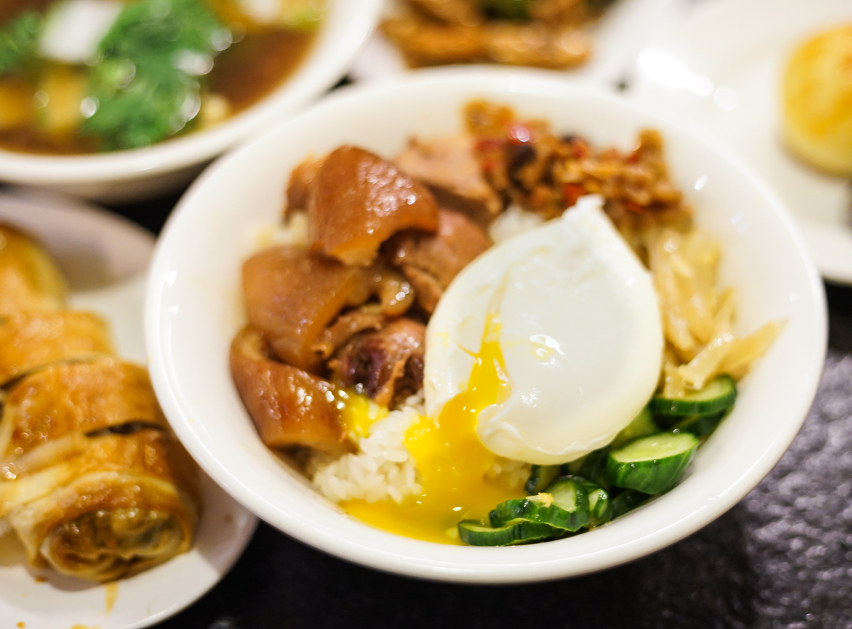 [台北西門町美食]西門麵店-極脆涼麵 牛肉麵 我愛水波蛋豬腳飯 煙燻豆皮蔬菜捲  早上6點至晚上11點，早餐 午餐 晚餐宵夜 一次搞定 真不愧是台北60年老店  西門町捷運美食