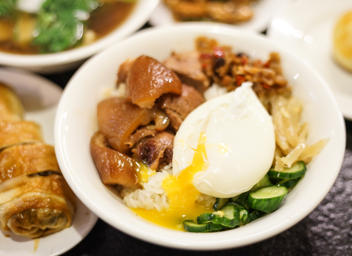 [台北西門町美食]西門麵店-極脆涼麵 牛肉麵 我愛水波蛋豬腳飯 煙燻豆皮蔬菜捲  早上6點至晚上11點，早餐 午餐 晚餐宵夜 一次搞定 真不愧是台北60年老店  西門町捷運美食 @跳躍的宅男