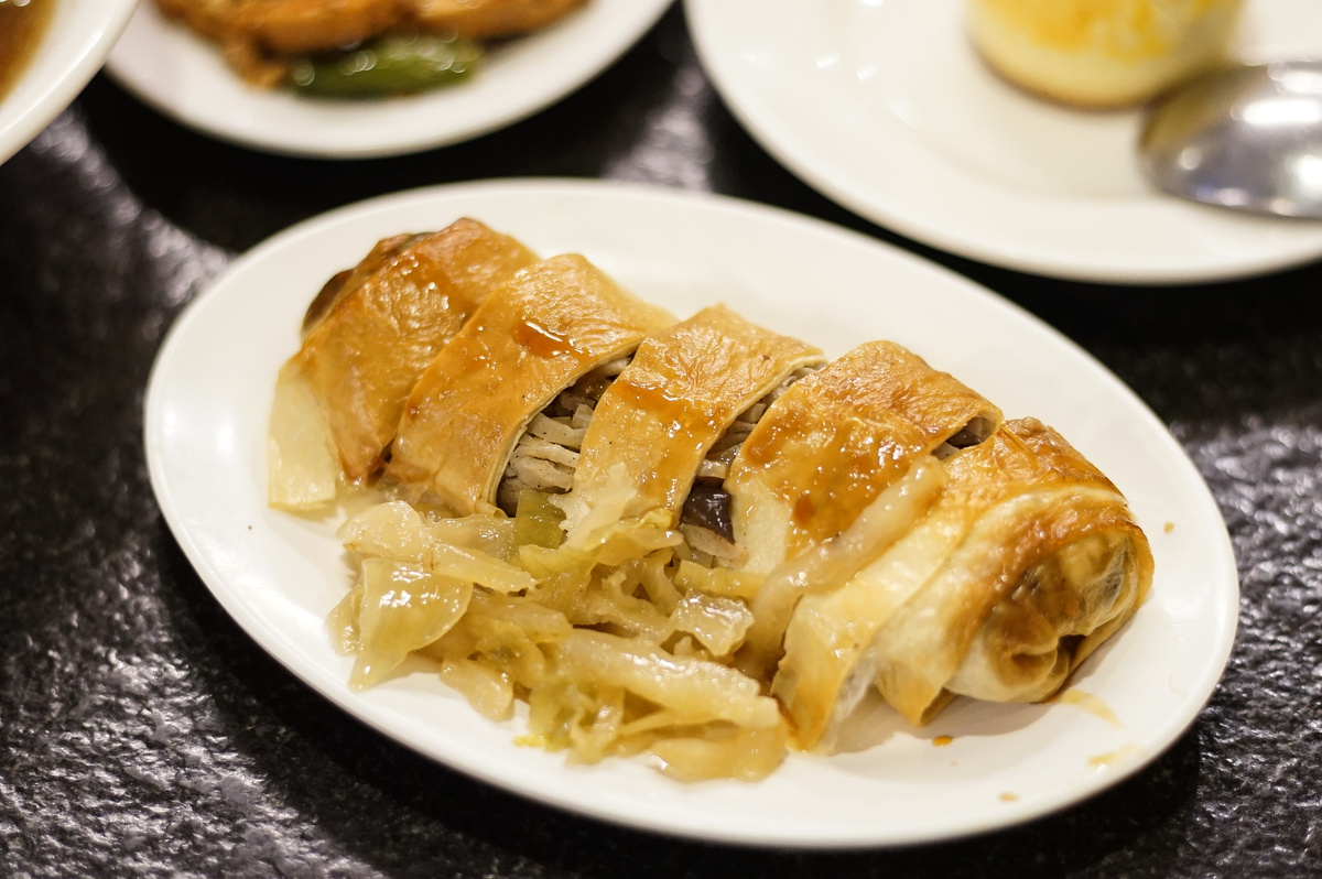 [台北西門町美食]西門麵店-極脆涼麵 牛肉麵 我愛水波蛋豬腳飯 煙燻豆皮蔬菜捲  早上6點至晚上11點，早餐 午餐 晚餐宵夜 一次搞定 真不愧是台北60年老店  西門町捷運美食