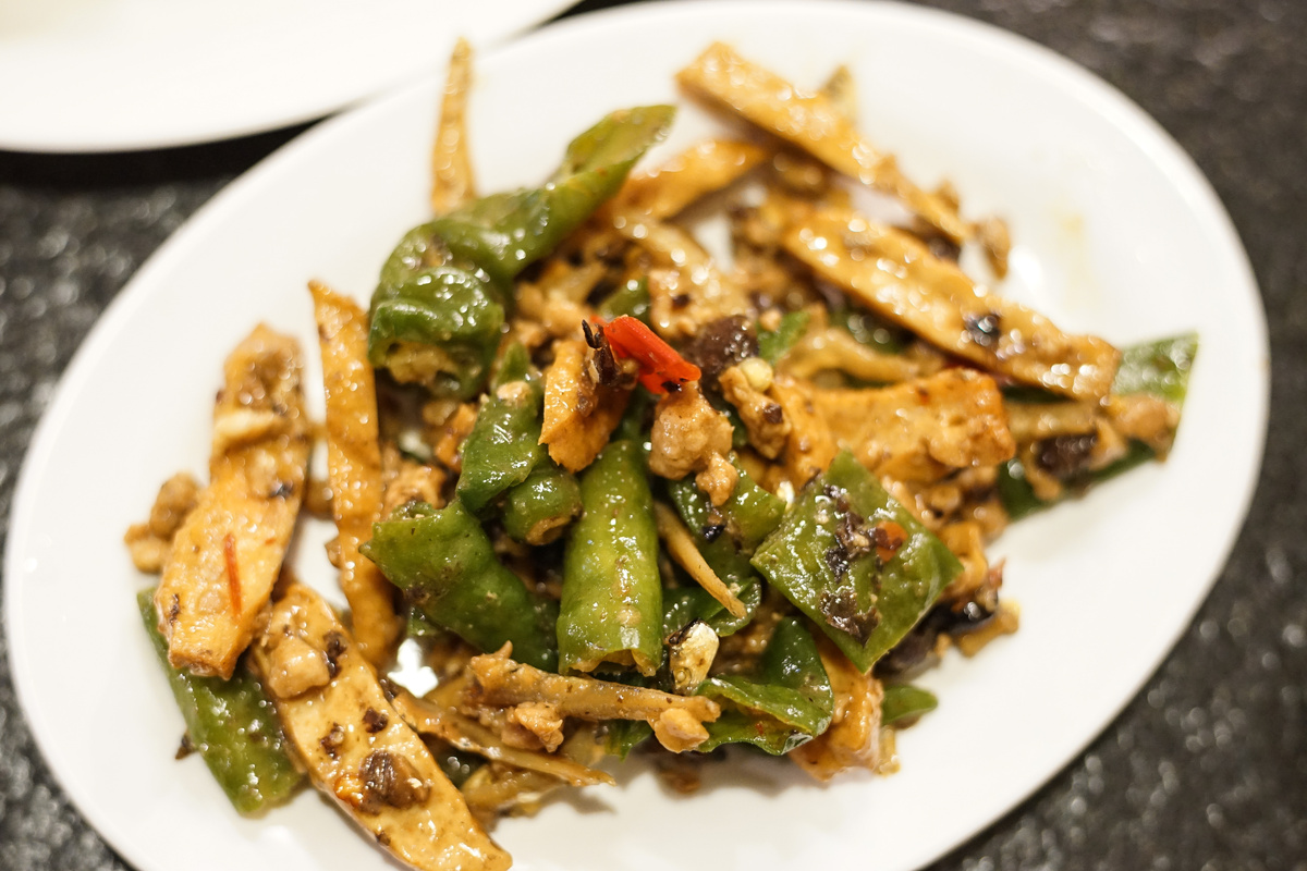 [台北西門町美食]西門麵店-極脆涼麵 牛肉麵 我愛水波蛋豬腳飯 煙燻豆皮蔬菜捲  早上6點至晚上11點，早餐 午餐 晚餐宵夜 一次搞定 真不愧是台北60年老店  西門町捷運美食