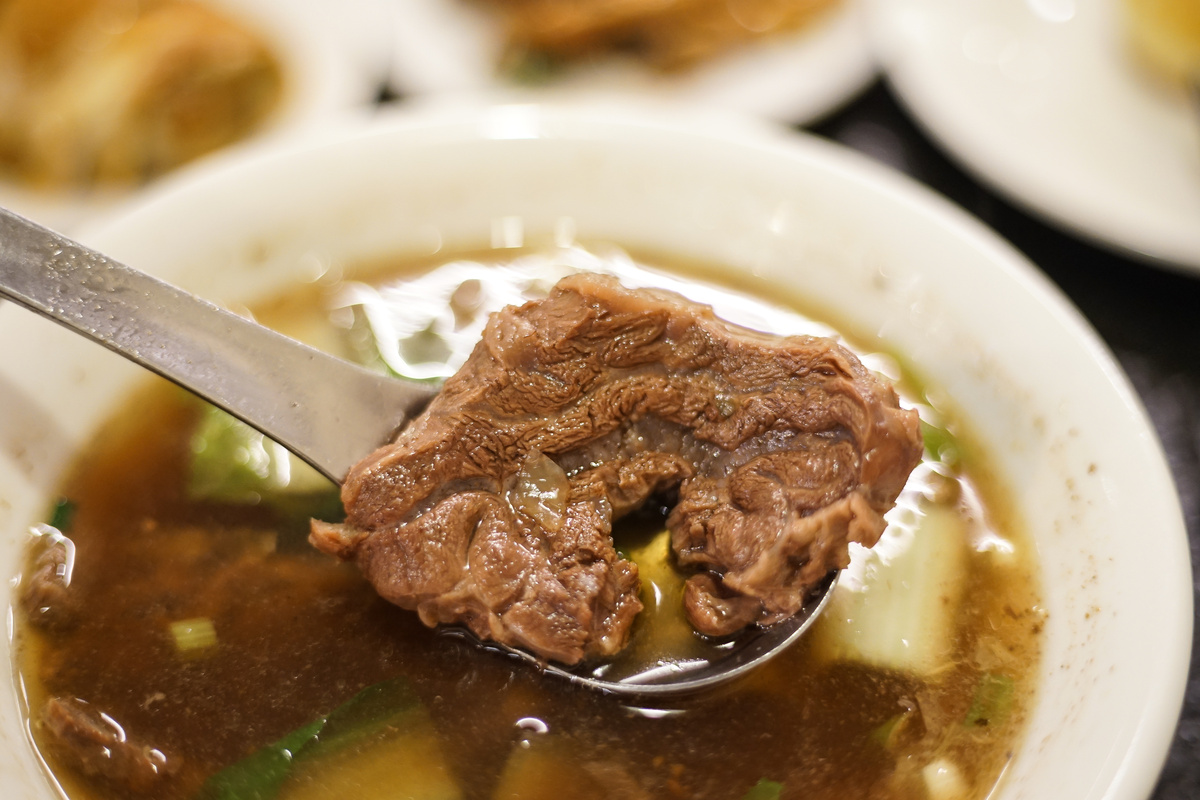 [台北西門町美食]西門麵店-極脆涼麵 牛肉麵 我愛水波蛋豬腳飯 煙燻豆皮蔬菜捲  早上6點至晚上11點，早餐 午餐 晚餐宵夜 一次搞定 真不愧是台北60年老店  西門町捷運美食