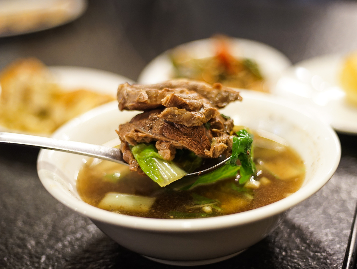 [台北西門町美食]西門麵店-極脆涼麵 牛肉麵 我愛水波蛋豬腳飯 煙燻豆皮蔬菜捲  早上6點至晚上11點，早餐 午餐 晚餐宵夜 一次搞定 真不愧是台北60年老店  西門町捷運美食