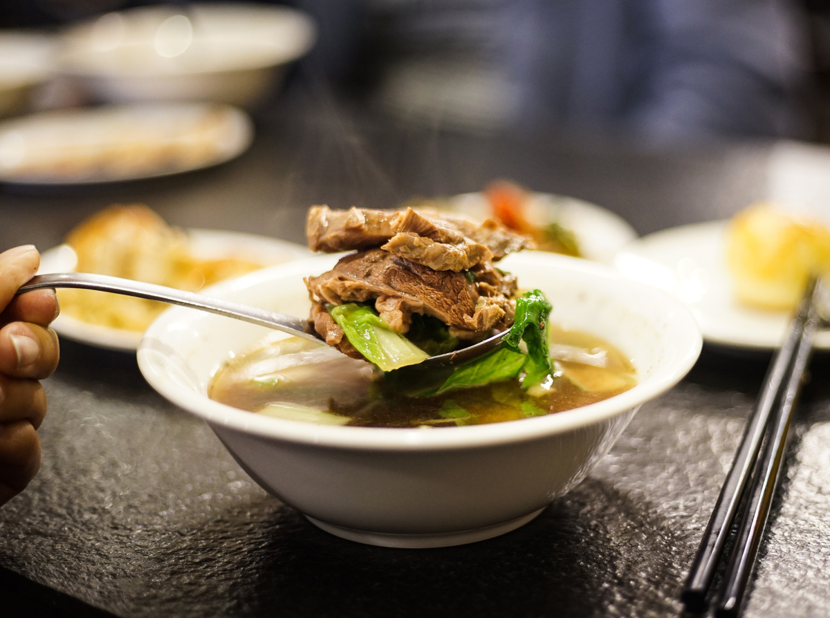 [台北西門町美食]西門麵店-極脆涼麵 牛肉麵 我愛水波蛋豬腳飯 煙燻豆皮蔬菜捲  早上6點至晚上11點，早餐 午餐 晚餐宵夜 一次搞定 真不愧是台北60年老店  西門町捷運美食