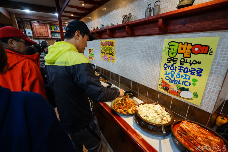 [韓國釜山美食]豆田裡嫩豆腐콩밭에순두부本店-小菜多到像是吃自助餐  提供辣炒年糕 辣魚蔥餅 菜色超多又實惠 超合我的口味  這家小菜才是主角 列為南浦洞必吃美食