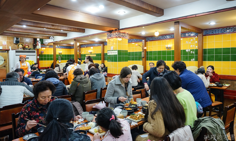 [韓國釜山美食]豆田裡嫩豆腐콩밭에순두부本店-小菜多到像是吃自助餐 提供辣炒年糕 辣魚蔥餅 菜色超多又實惠 超合我的口味 這家小菜才是主角 列為南浦洞必吃美食