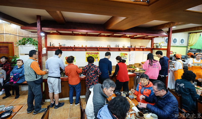 [韓國釜山美食]豆田裡嫩豆腐콩밭에순두부本店-小菜多到像是吃自助餐 提供辣炒年糕 辣魚蔥餅 菜色超多又實惠 超合我的口味 這家小菜才是主角 列為南浦洞必吃美食