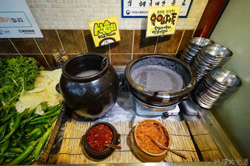 [韓國釜山美食]豆田裡嫩豆腐콩밭에순두부本店-小菜多到像是吃自助餐  提供辣炒年糕 辣魚蔥餅 菜色超多又實惠 超合我的口味  這家小菜才是主角 列為南浦洞必吃美食