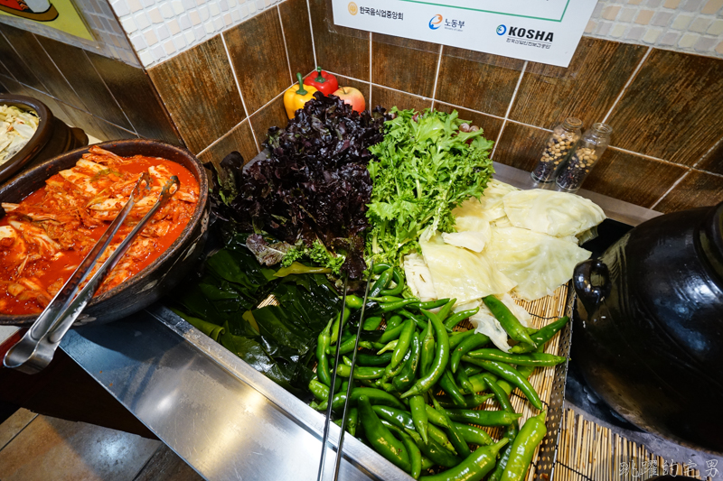 [韓國釜山美食]豆田裡嫩豆腐콩밭에순두부本店-小菜多到像是吃自助餐 提供辣炒年糕 辣魚蔥餅 菜色超多又實惠 超合我的口味 這家小菜才是主角 列為南浦洞必吃美食