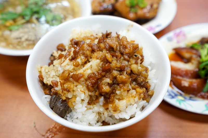 [台北中山區美食]黃記魯肉飯-蹄膀優秀 肉羹好吃 魯肉飯加蹄膀才是他的完成型阿 30年台北老店 晴光市場美食 台北滷肉飯 @跳躍的宅男