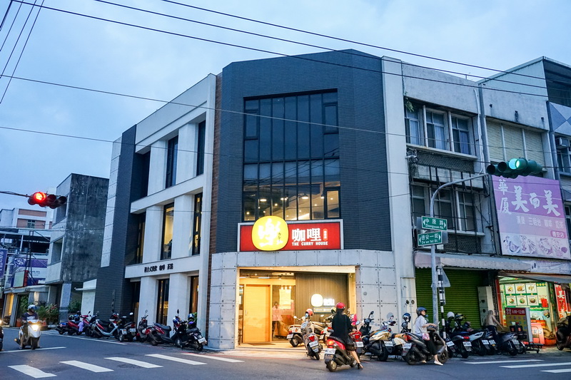 [花蓮美食]再訪樂咖哩-霸氣豬排份量十足，淋上濃郁咖哩飽上天! 提供樂咖哩菜單，不像簡餐店倒像是休閒茶鋪 而且還真有茶點多樣飲料提供唷 花蓮咖哩豬排