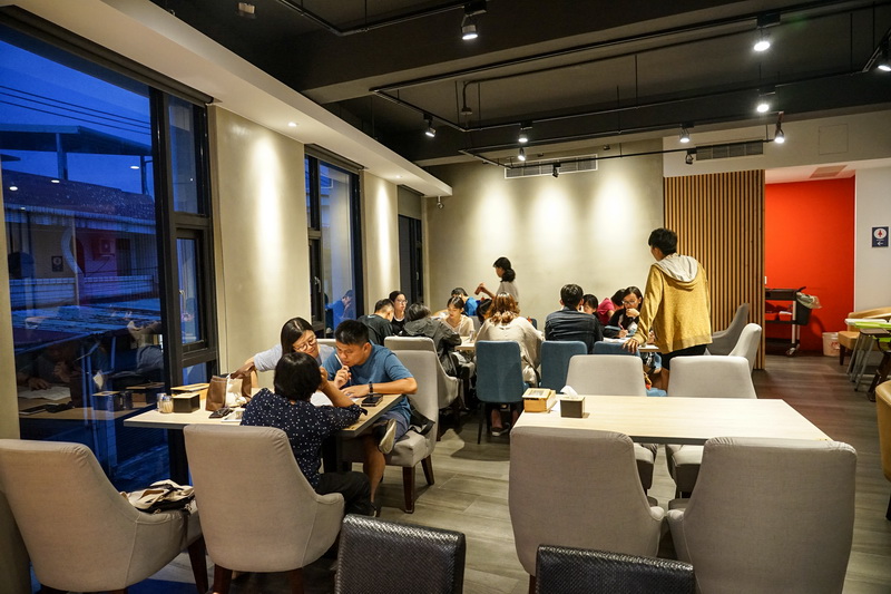 [花蓮美食]再訪樂咖哩-霸氣豬排份量十足，淋上濃郁咖哩飽上天! 提供樂咖哩菜單，不像簡餐店倒像是休閒茶鋪 而且還真有茶點多樣飲料提供唷 花蓮咖哩豬排