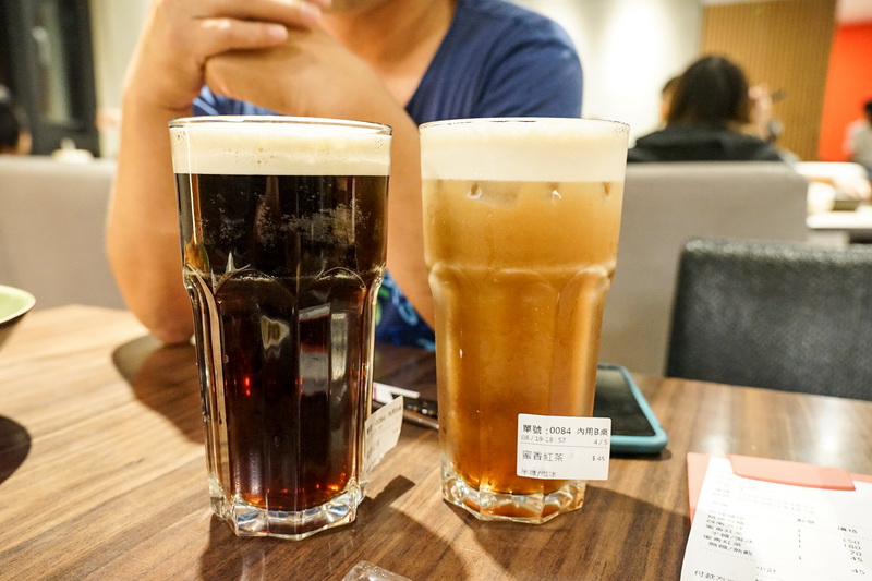 [花蓮美食]再訪樂咖哩-霸氣豬排份量十足，淋上濃郁咖哩飽上天! 提供樂咖哩菜單，不像簡餐店倒像是休閒茶鋪 而且還真有茶點多樣飲料提供唷 花蓮咖哩豬排