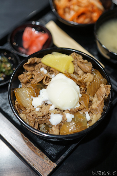 [花蓮美食]再訪滷大夫新城爌肉飯-在地人都讚不絕口的必吃爌肉飯、豬腳!  煙燻辣椒一定要加 ，排隊人潮只有多 下午不休息  半熟蛋牛丼推薦  花蓮控肉飯